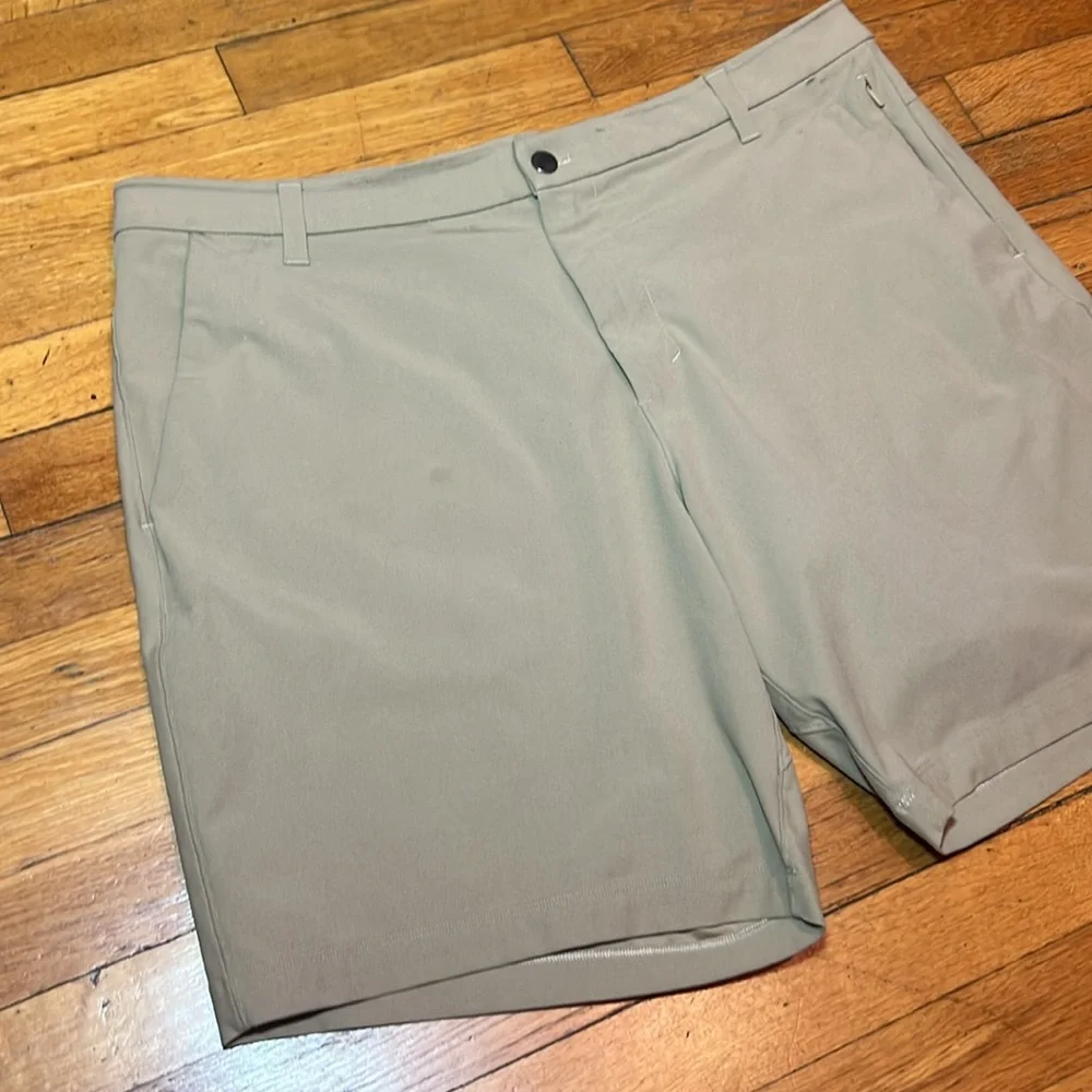 Lululemon Commission Shorts Slim 9” in Tofino Sand, size 38